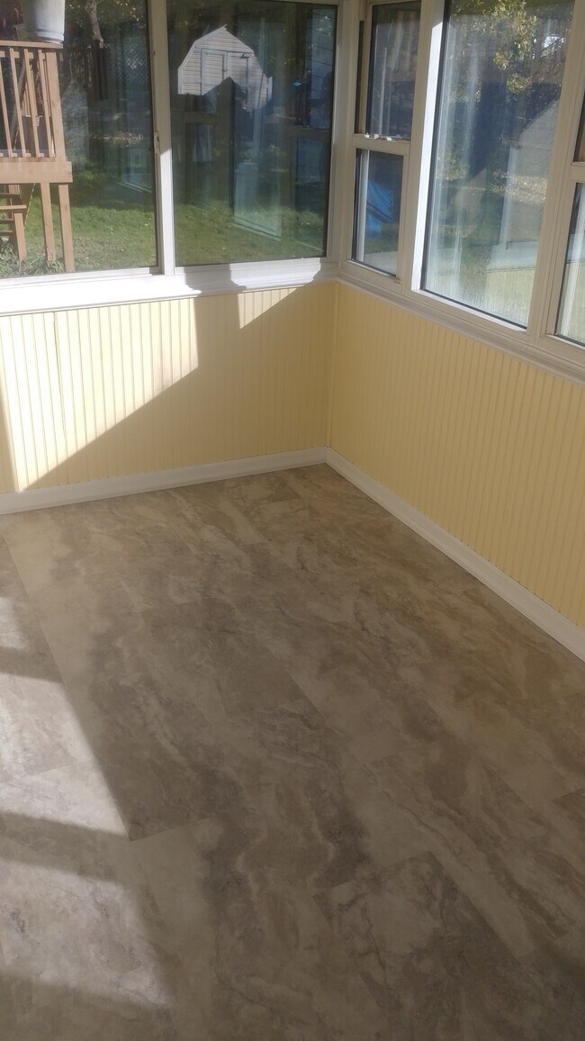 Building Photo - 9946 Carlyle Ave