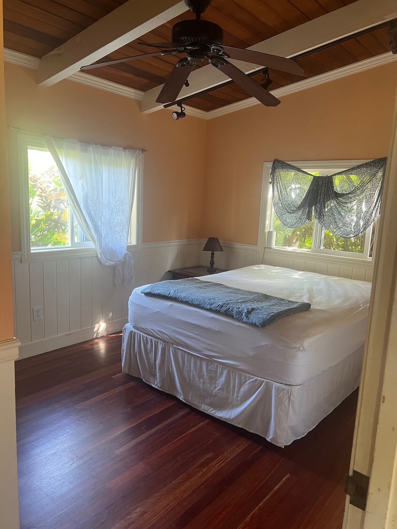 Q bed summer north and east windwos - 83-5515 Hawaii Belt Rd
