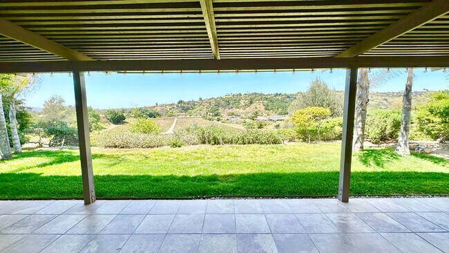 Building Photo - Lovely, Open Floor Plan, Single Story Located in the Desirable Live Oak Estates of Fallbrook!