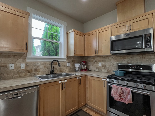 Building Photo - Enjoyable 4-Bed, 2.5-Bath Corner Lot Home in High-Tech Area!