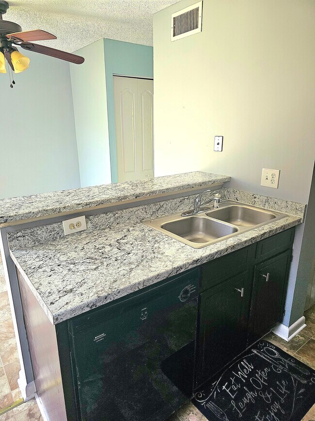 Building Photo - 975 Surry Ln