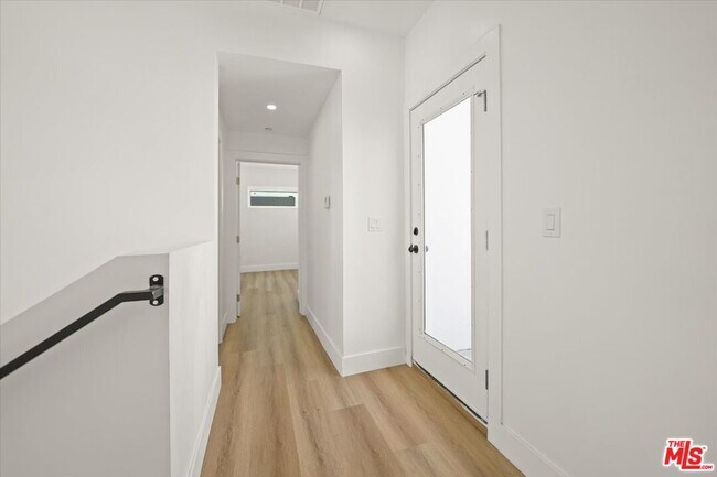 Building Photo - 910 N Hudson Ave