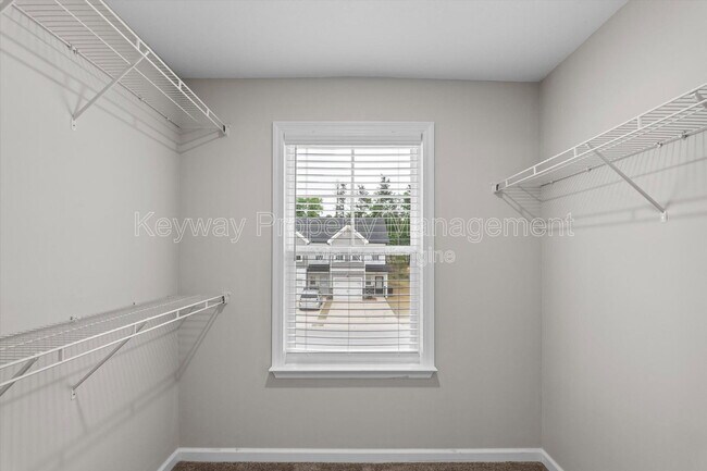 Building Photo - 1043 Linsmore Ave