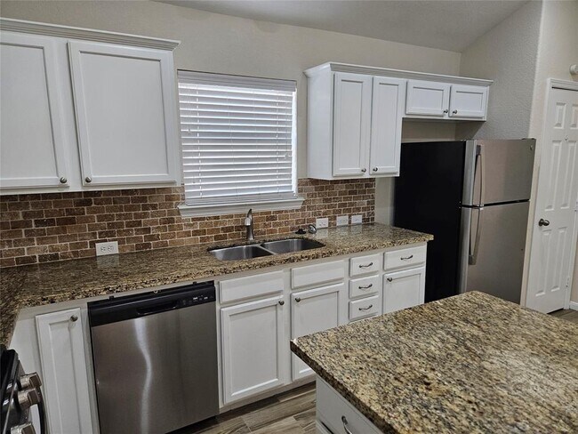 Building Photo - 2115 Summit Meadow Dr