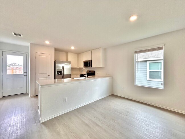 Building Photo - Charming 3/BR 1/BA Home with Spacious Back...