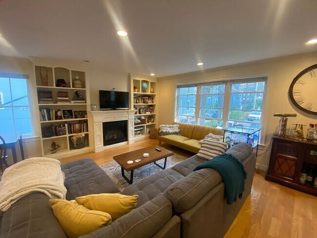 Building Photo - No Brokers Fee, No Security Deposit, In-Unit Washer and Dryer, Central Heat/AC, One Parking is In...