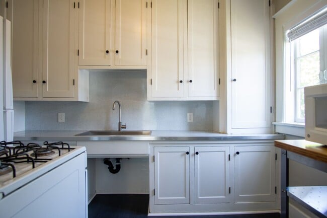 Building Photo - St. Johns Cool-Contemporary Studio Ready Now!