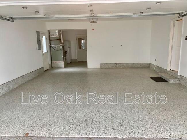 Building Photo - 305-51st 1/2 51 1/2 St