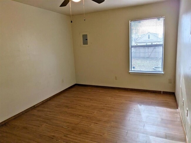 Building Photo - 910 NW Dearborn Ave