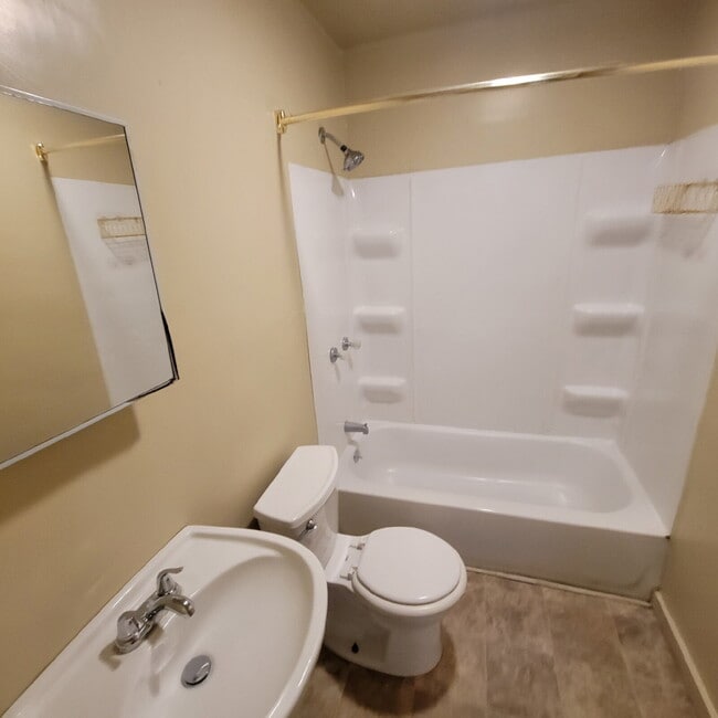 Building Photo - Cozy west side home!