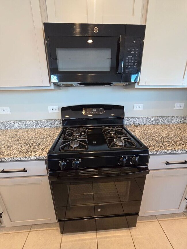Building Photo - MOVE IN SPECIAL!! 3 Bedroom/ 2 Bath Red Rock Oasis
