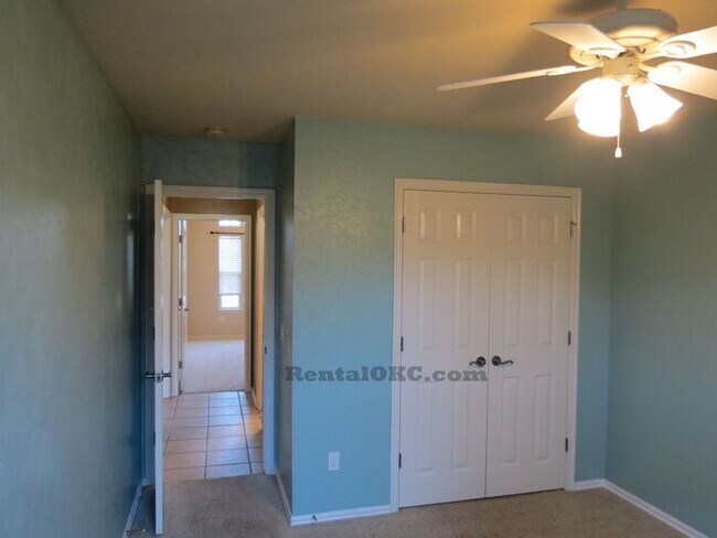 Building Photo - Moore 3/2 bed plus office and a storm shel...