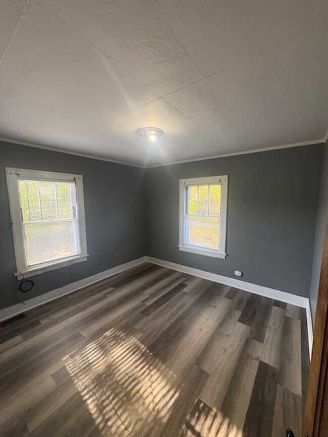 Building Photo - 1208 NE Jefferson Ave