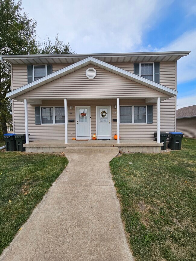 Primary Photo - 904 S Riggen St