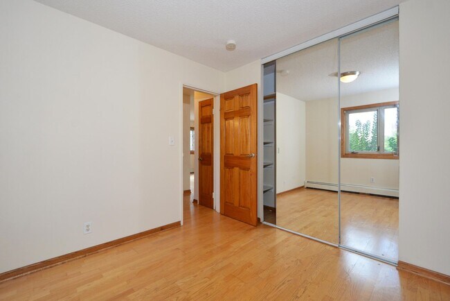 Building Photo - Charming 1-Bedroom Condo Available in Minn...