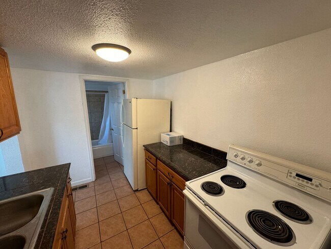 Building Photo - Charming 2 bedroom House