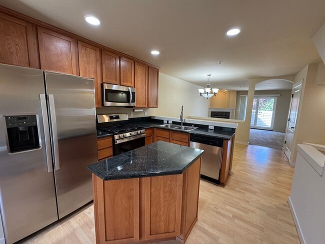 Building Photo - Spacious 2 bedroom 2 1/2 bath Plus Den  to...