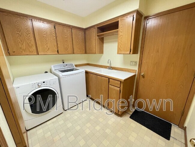 Building Photo - 11011 S Southridge Dr