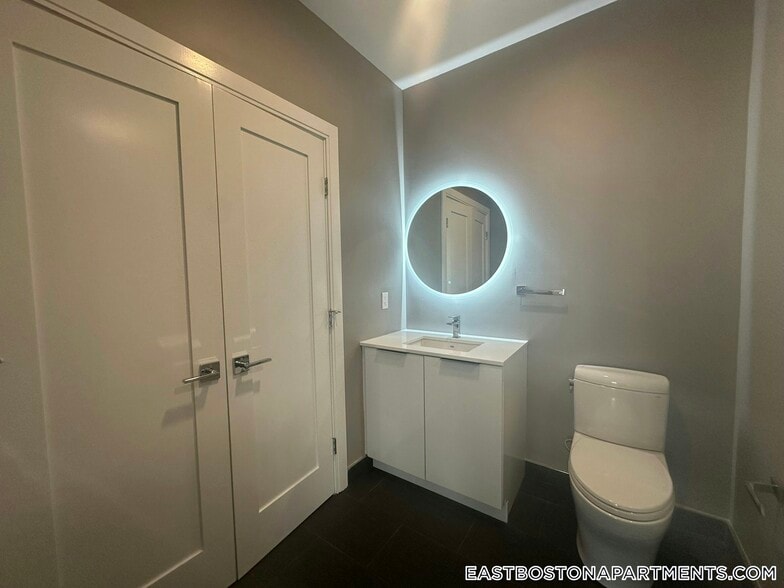 Building Photo - 656 Saratoga St