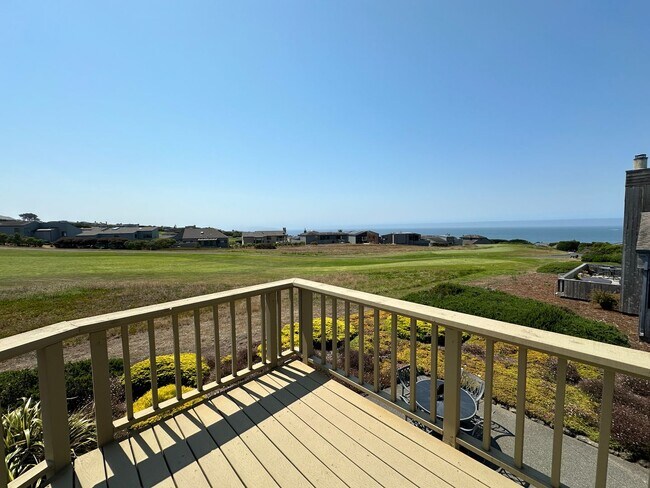 Building Photo - Stunning Home with Breathtaking Golf Cours...