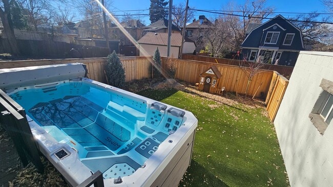 Building Photo - Modern Park Hill Home