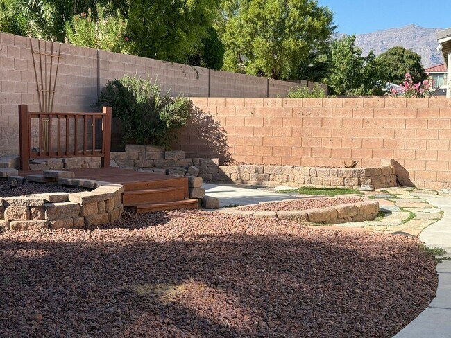 Building Photo - Beautiful three Bedroom, 2 Bath Home
