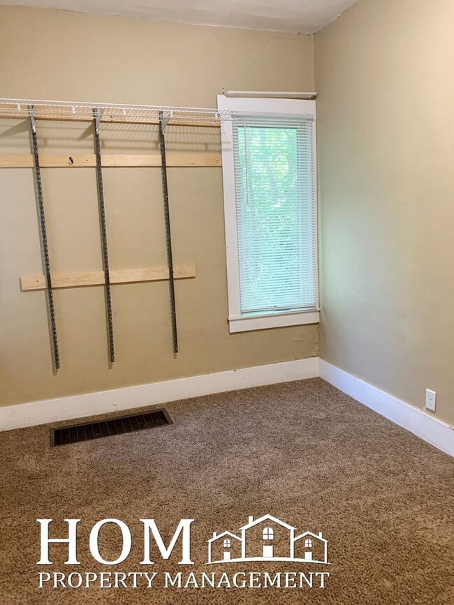 Building Photo - 2-Bedroom House Available 8/1