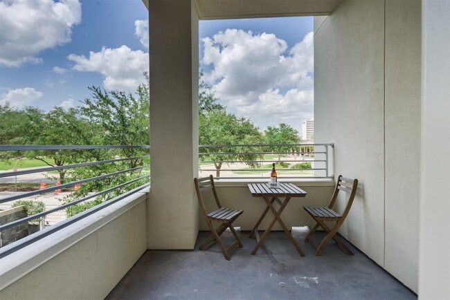 Building Photo - 5429C Hidalgo St