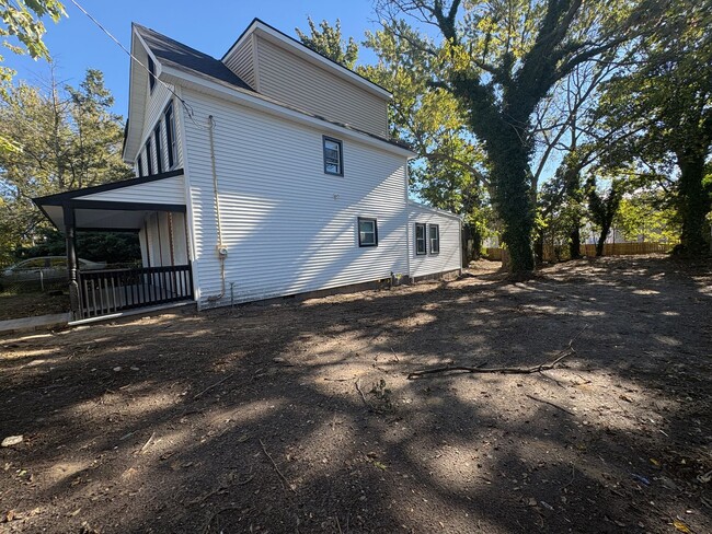 Building Photo - Beautiful, Newly Renovated 4 Bedroom 2 1/2...