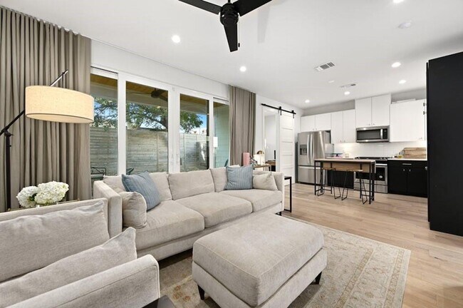 Building Photo - Best free standing 2 bed 2 bath House in great location