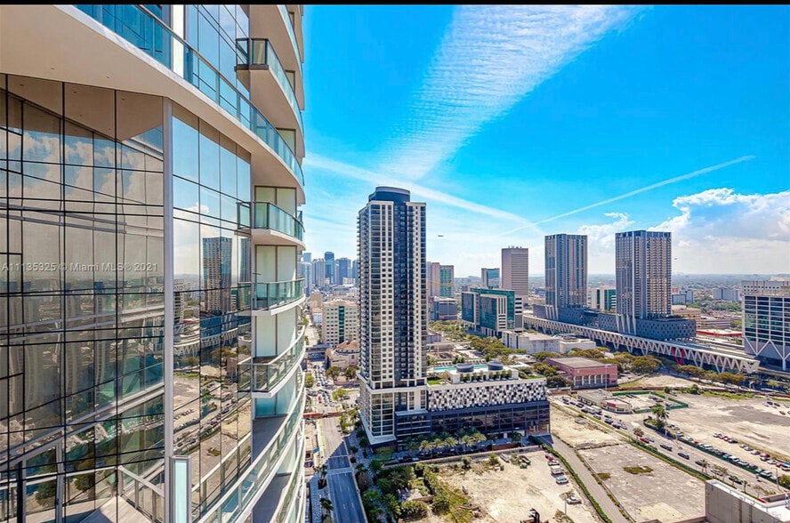 Building Photo - 851 NE 1st Ave