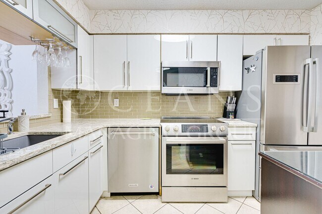 Building Photo - 2 bedrooms, 1 bath Condo located near the ...