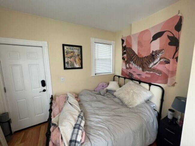 Building Photo - No Brokers Fee, In-Unit Washer and Dryer, Central Heat/AC, Parking for Rent