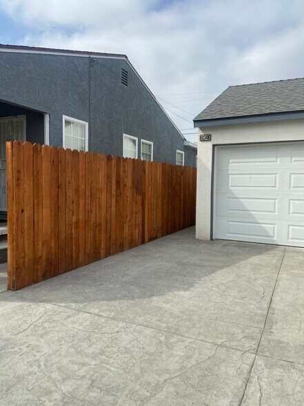 Private entrance - 6014 Lincoln Ave