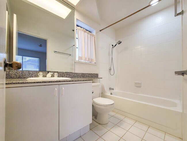 Building Photo - Rarely Available 2BR / 2.5Bath / 2 Parking Carport with 2 Storage Lockers at Nuuanu Streamside!
