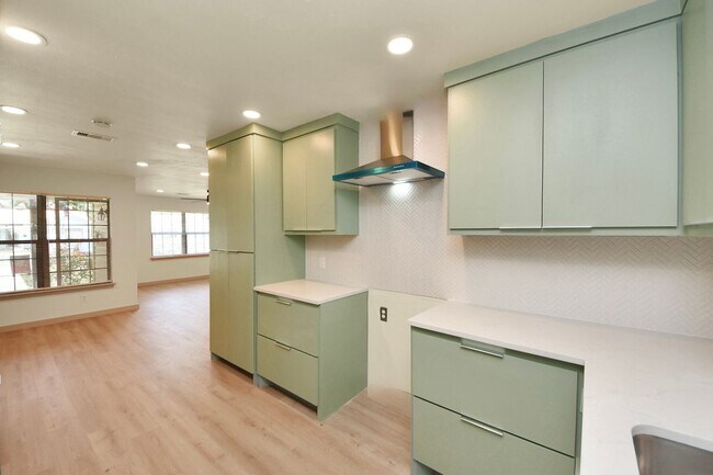 Building Photo - 2404 Grape Ln