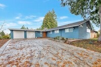 Building Photo - Woodridge Home 4bd 3ba great location!