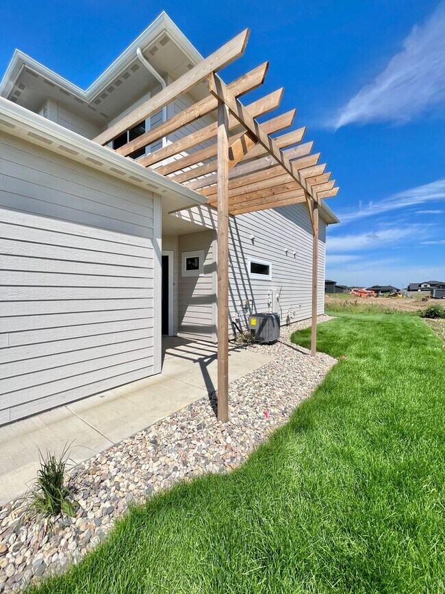 Building Photo - 5 Bed/2.5 Bath Twinhome For Rent!