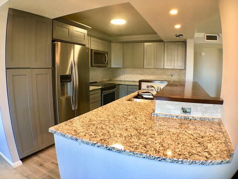 Building Photo - Stunning 2/2 condo