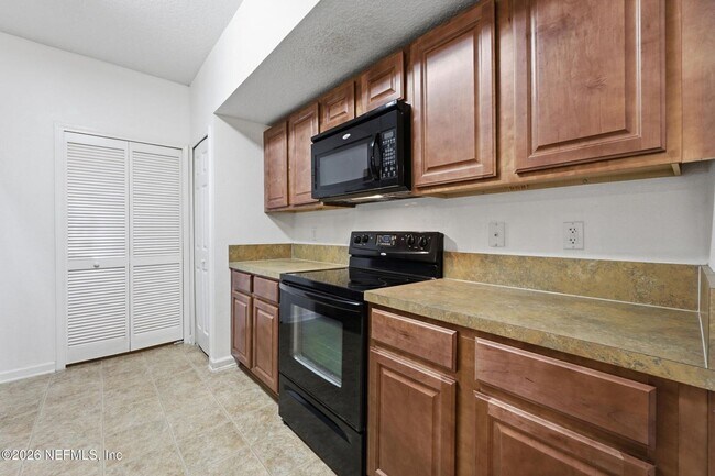 Building Photo - Ground Floor 2 bedroom 2 bathroom Condo in Gated Community with Amenities