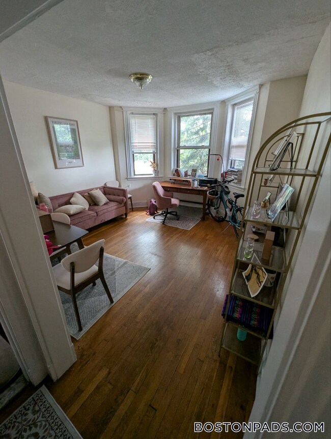 Building Photo - 364 Riverway