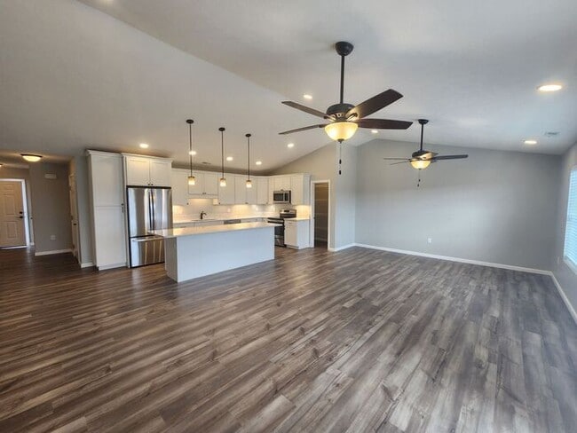 Building Photo - Get $1,000 Off First Month’s Rent! Offer a...