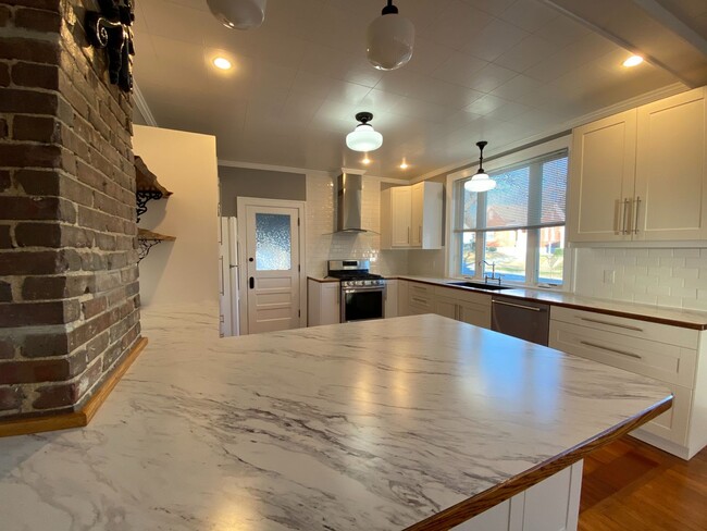 Building Photo - Luxuriously renovated two bedroom home for...