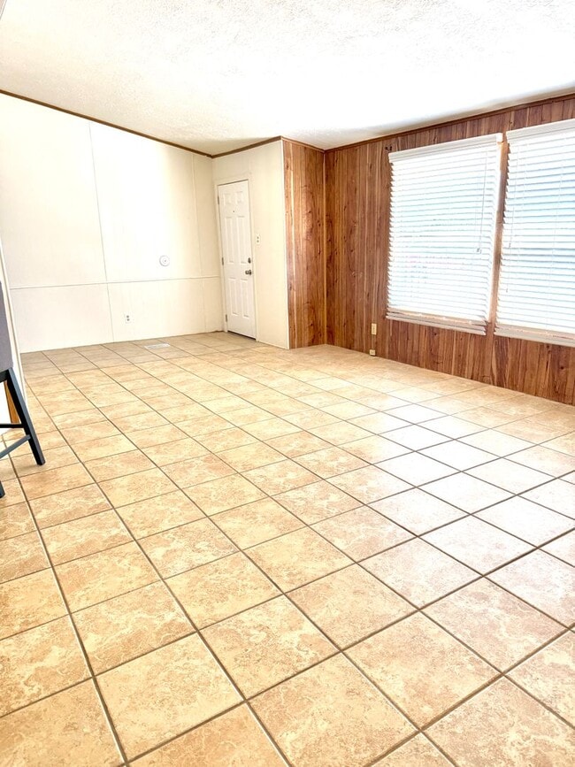 Building Photo - Beautiful Home with Quiet Location