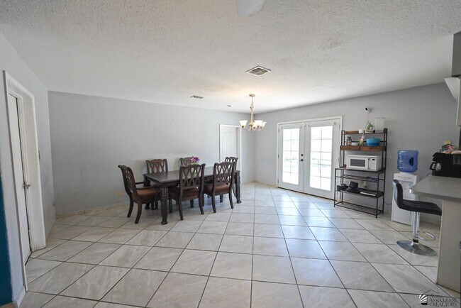 Building Photo - 1429 S Pagent Ave