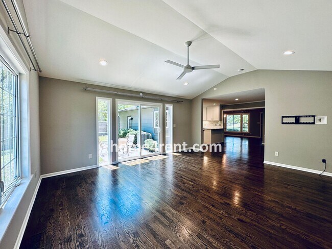 Building Photo - Updated Ranch Style Home in Prairie Villag...