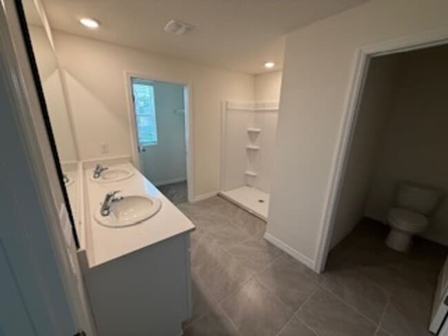 Building Photo - Beautiful New House