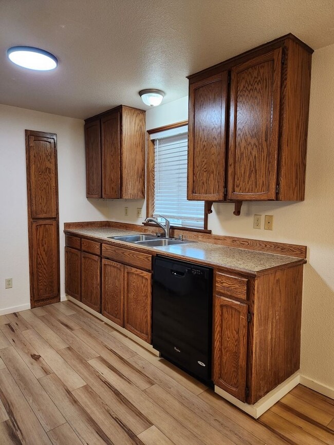 Building Photo - 3 Bedroom Rambler