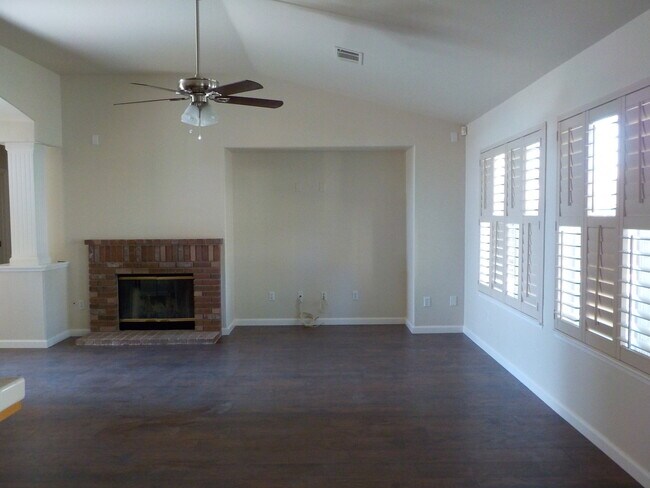 Building Photo - 5422 W Dorothea Ave