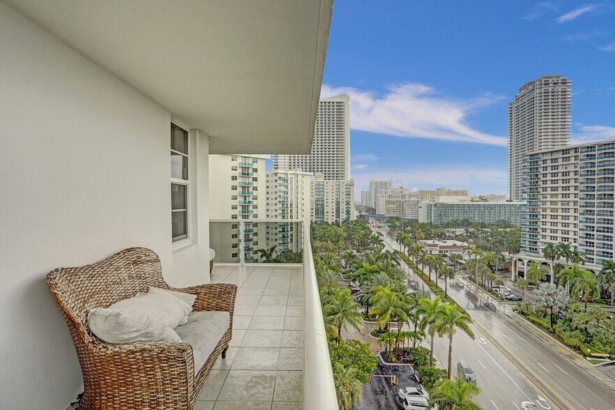 Building Photo - 3725 S Ocean Dr